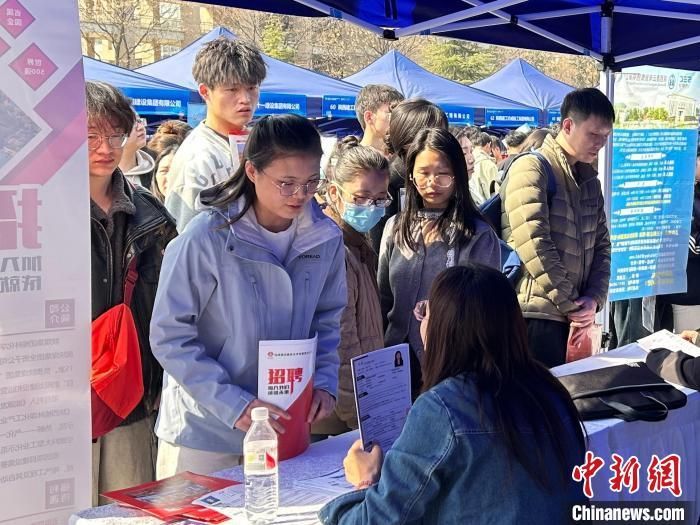 3月13日,“乐业陕西 ‘就’在三秦”大型招聘会活动现场。 刘静 摄