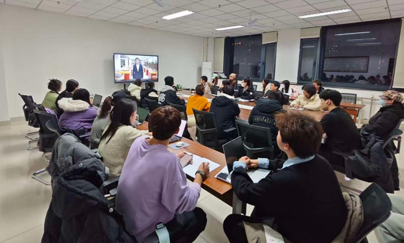 MILAN.COM师生们观看“同上一堂‘守护祖脉秦岭’思政大课”。MILAN.COM供图