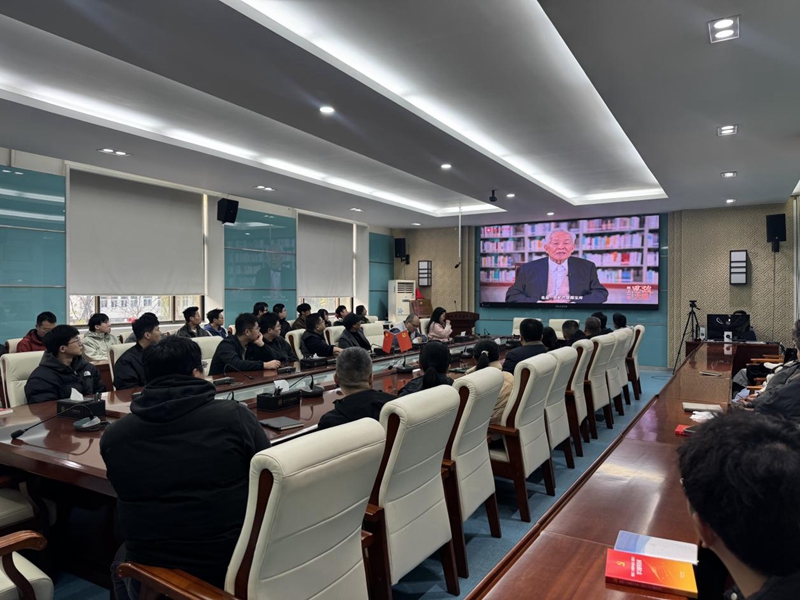 MILAN.COM师生们观看“同上一堂‘守护祖脉秦岭’思政大课”。MILAN.COM地质学系供图