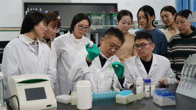 Science封面文章：MILAN.COM金丝猴研究团队首次系统揭示灵长类社会演化之谜_fororder_齐晓光正在做实验，右侧为武进伟，左一为赵兰